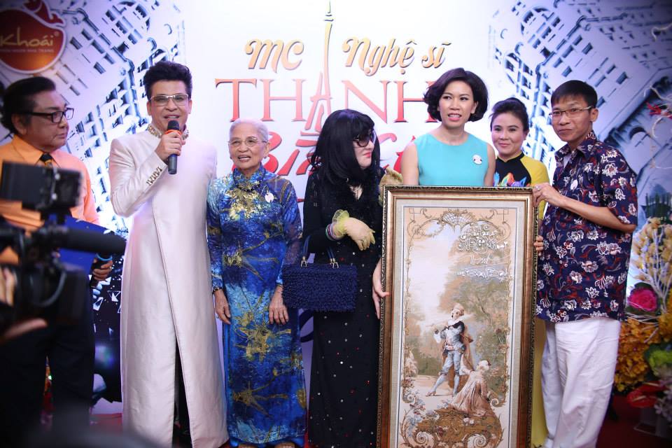 Nhận qu&agrave; tặng