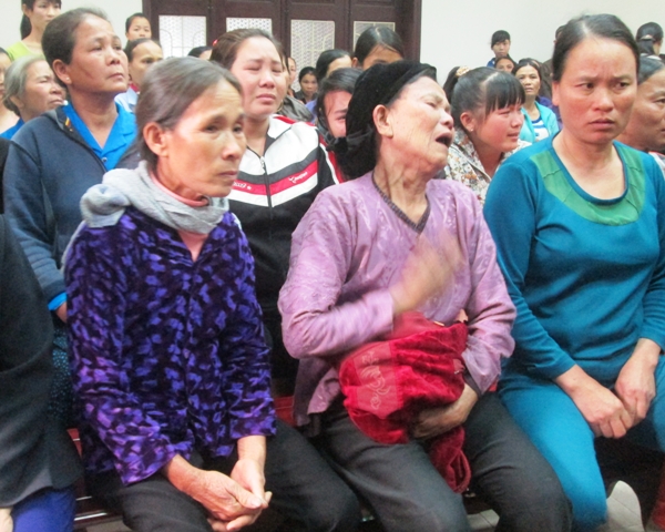 Nhiều người &ograve;a kh&oacute;c tại t&ograve;a khi cho rằng ch&iacute;nh người d&acirc;n b&ecirc;n ph&iacute;a Hải Ch&acirc;u g&acirc;y sựu đ&aacute;nh nhau trước n&ecirc;n mới xảy ra sự việc tr&ecirc;n