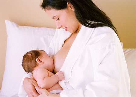 Đừng bắt trẻ bú mẹ giữa đêm