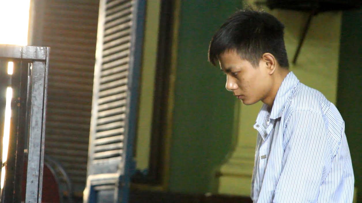 Nam thanh niên đưa người tình nhí ra công viên "quan hệ"