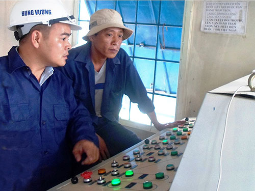 Anh Nguyễn Cao Cường (bìa trái) và đồng nghiệp tại công trình
