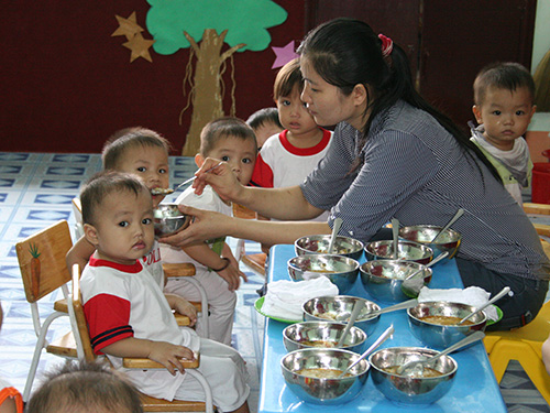 51,9% nữ công nhân tự học cách chăm sóc con