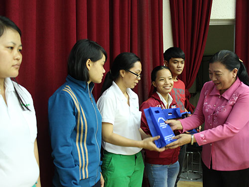 Thêm 200 radio tặng công nhân