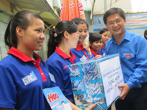 Thăm sinh viên tiếp sức mùa thi