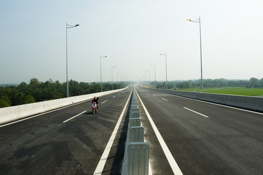 
	Quy m&ocirc; mặt cắt ngang giai đoạn 1 l&agrave; 4 l&agrave;n xe, chiều rộng nền đường 27,5
	m, trong đ&oacute; phần mặt đường rộng 15 m, 2 l&agrave;n dừng xe khẩn cấp rộng 6
	m/l&agrave;n xe