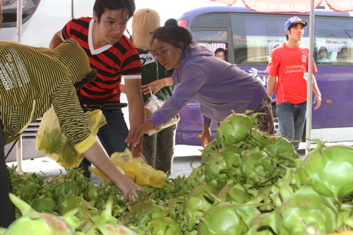 Mua qu&agrave; tết dọc đường đi
