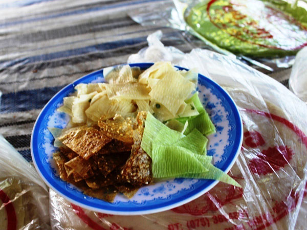 Rất nhiều món bánh, kẹo chế biến từ dừa.