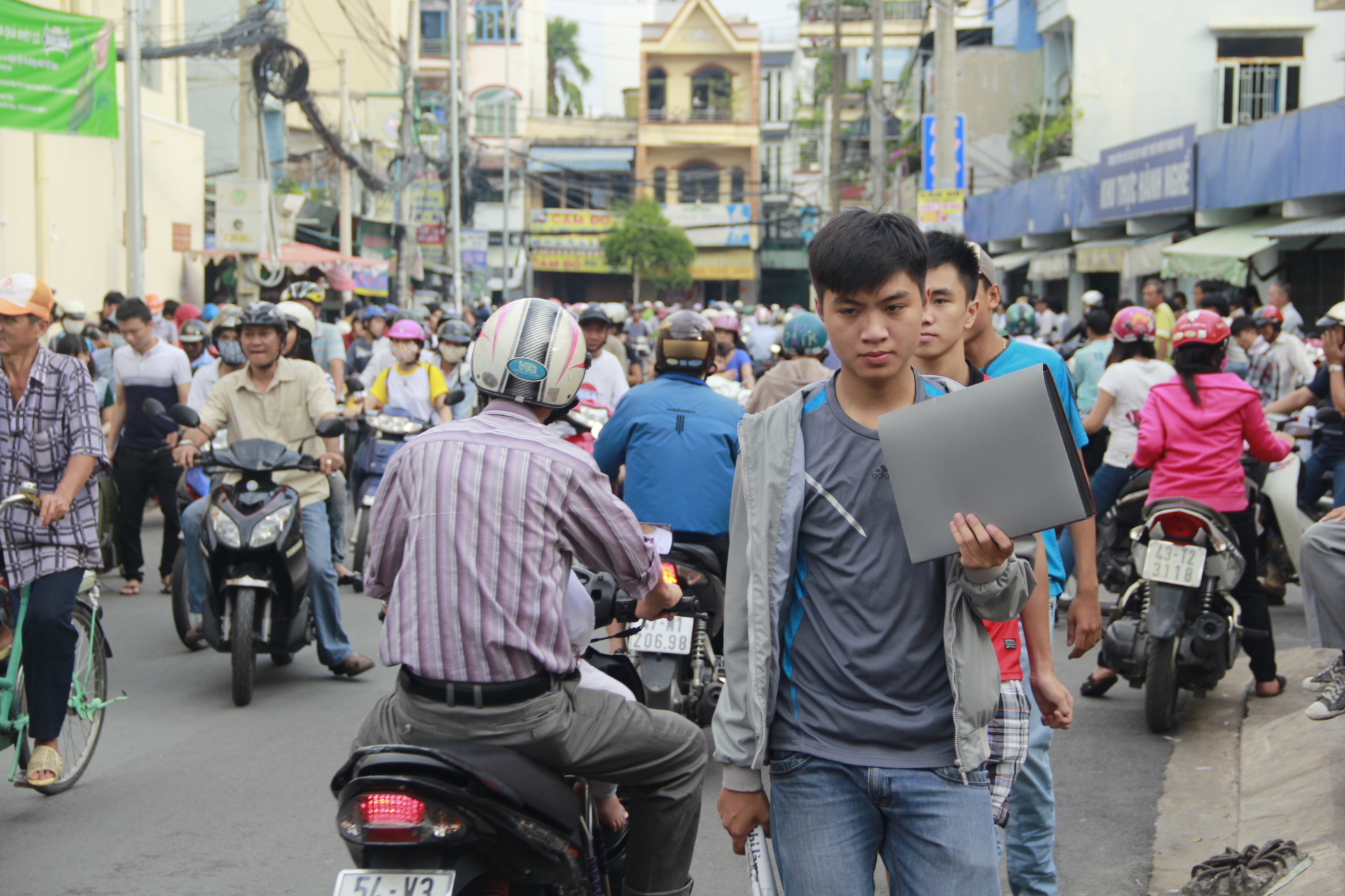 Nhiều thí sinh phải xuống chạy bộ tới trường cho kịp giờ