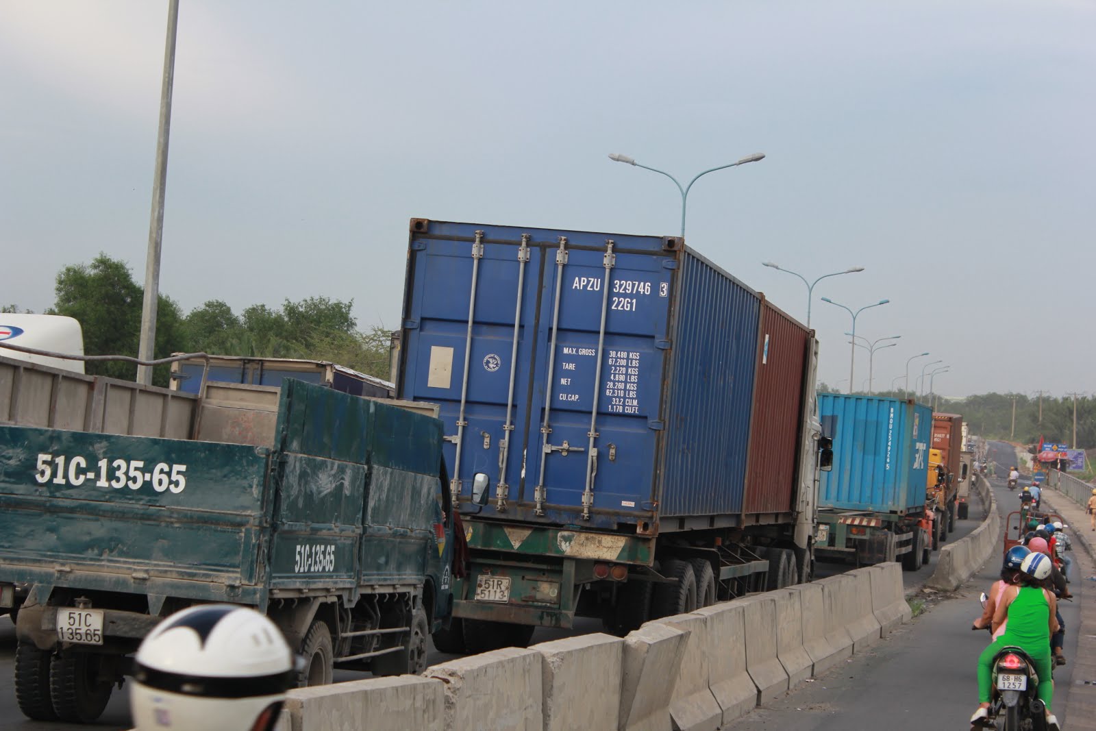 C&aacute;c xe lớn phải đi chung tr&ecirc;n một l&agrave;n đường.