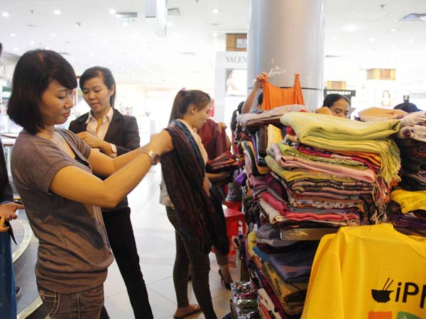 Khăn quàng cổ là mặt hàng được nhiều người lựa chọn nhất, giá chỉ còn 50.000 đồng/khăn, so với trước là 200.000 đồng/khăn.