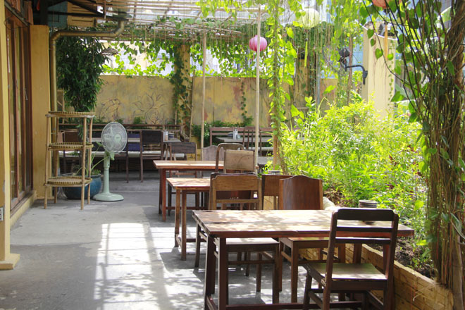 Secret Garden có khu vườn nhỏ và giàn dây leo mát mẻ.