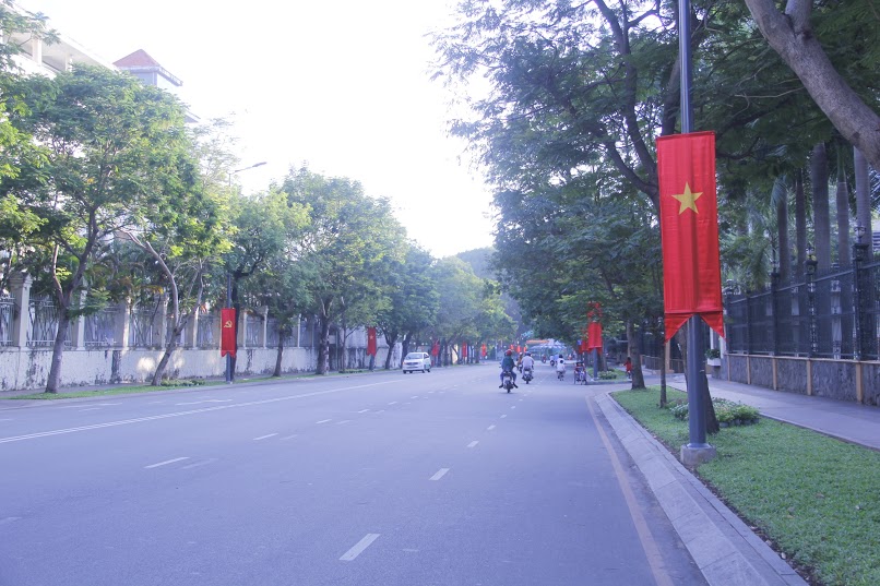 Đại lộ L&ecirc; Duẩn ng&agrave;y thường n&aacute;o nhiệt c&aacute;c phương tiện qua lại nhưng h&ocirc;m nay thật vắng vẻ.