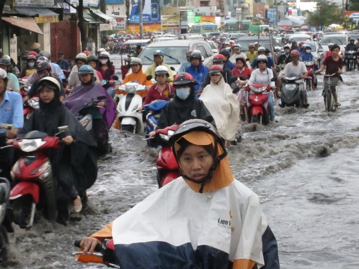 Giao th&ocirc;ng di chuyển kh&oacute; khăn tr&ecirc;n đường X&ocirc; Viết Nghệ Tĩnh (quận B&igrave;nh Thạnh).
