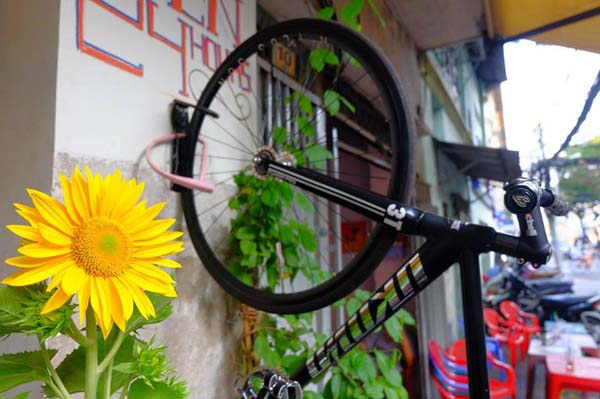 D&ograve;ng xe đạp Fixe được chủ qu&aacute;n treo khắp nơi, kết hợp với hoa hướng dương tao n&ecirc;n kh&ocirc;ng gian vừa tươi trẻ vừa ho&agrave;i cổ