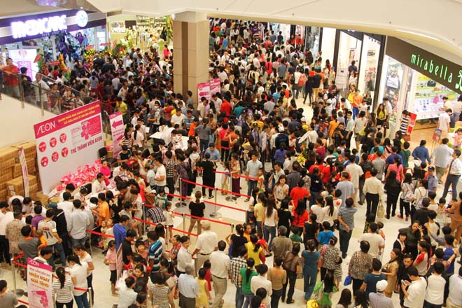 Tuy nhi&ecirc;n, lượng kh&aacute;ch vẫn tập trung chủ yếu tầng 1 v&igrave; c&oacute; nhiều quầy b&aacute;n thực phẩm, đồ ăn uống với gi&aacute; cả ưu đ&atilde;i.
