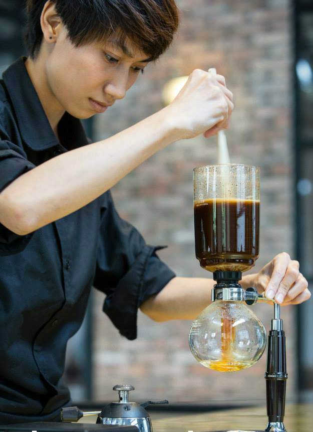 Kiểu pha c&agrave; ph&ecirc; bằng dụng cụ Syphon của Nhật Bản được rất nhiều người ưa chuộng.