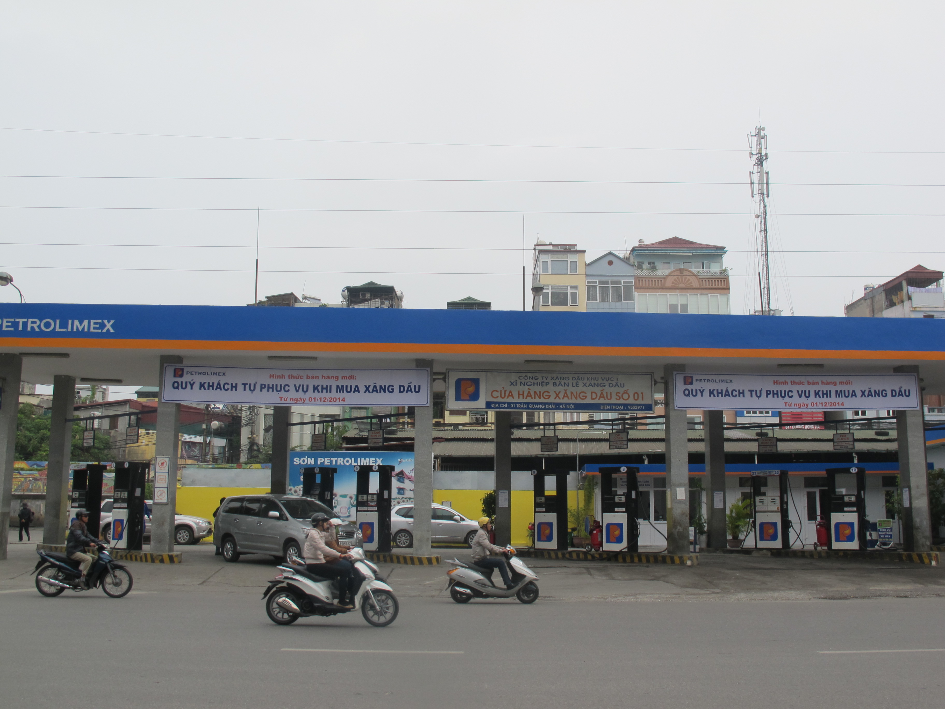 &Ocirc;ng La Minh Chung - trưởng cửa h&agrave;ng trưởng Cửa h&agrave;ng xăng dầu số 1 (đường Trần Quang Khải, quận Ho&agrave;n Kiếm) cho biết qua 3 ng&agrave;y đầu ti&ecirc;n, lượng kh&aacute;ch tự phục vụ đổ xăng kh&aacute; đ&ocirc;ng, chiếm 1/3 lượng kh&aacute;ch đến đổ xăng ở cửa h&agrave;ng. 