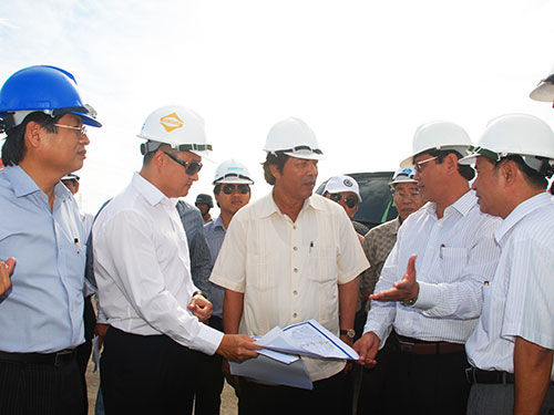 Ông Nguyễn Bá Thanh (giữa) kiểm tra một dự án ở quận Cẩm Lệ,
TP Đà Nẵng Ảnh: NGUYỄN THÀNH
