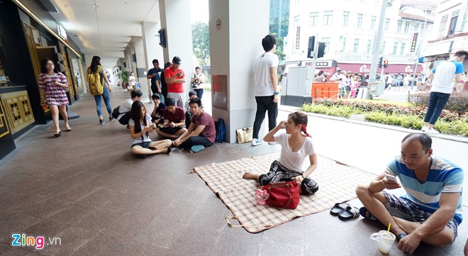 Người Việt ăn ngủ vạ vật chờ mua iPhone 6 ở Singapore