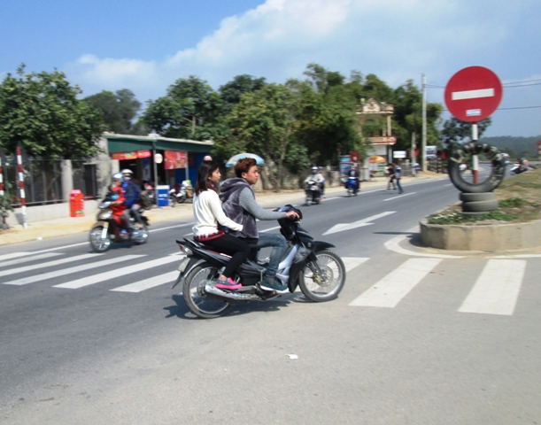 Những h&igrave;nh ảnh như thế n&agrave;y xuất hiện tr&agrave;n lan ở Thanh H&oacute;a trong những ng&agrave;y Tết. H&igrave;nh ảnh ghi lại tr&ecirc;n Quốc lộ 1A đoạn v&agrave;o đền B&agrave; Triệu (x&atilde; Triệu Lộc, huyện Hậu Lộc).