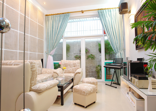 Mảng trang trí trong phòng khách đơn giản chỉ làm bằng...bao bố. Vừa là trang trí phá cách, vừa là mảng tường hút âm đặt đối diện dàn loa nghe nhạc để giúp cho hiệu quả nghe nhạc và hát karaoke hay hơn.