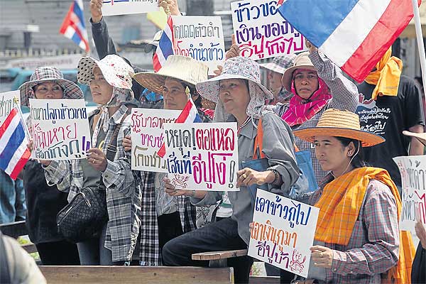 N&ocirc;ng d&acirc;n tụ tập b&ecirc;n ngo&agrave;i Bộ Thương mại Th&aacute;i Lan ng&agrave;y 6-2. Ảnh: Bangkok Post