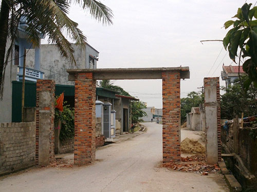 Cổng làng văn hóa ở xã Quảng Thịnh, TP Thanh Hóa đập đi xây lại rất nhiều lần vì quá hẹp và thấp