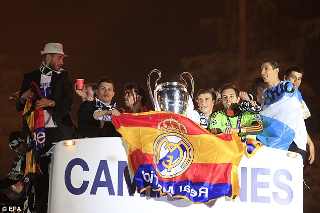 Ronaldo v&agrave; đồng đội trong lễ rước c&uacute;p Champions League 2014