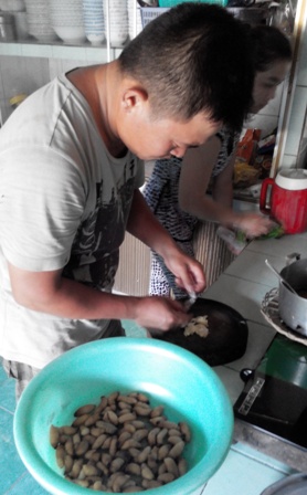 Người nh&agrave; anh Ph&uacute;c bắt đầu chế biến m&oacute;n đu&ocirc;ng x&agrave;o củ h&agrave;nh
