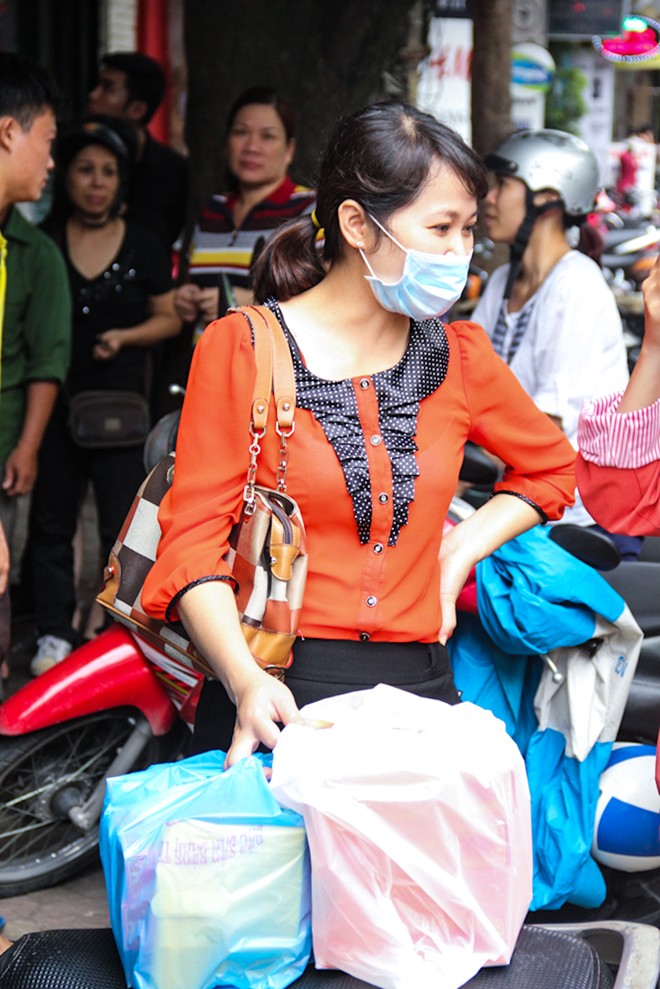 Chị Thuỷ (Ho&agrave;ng Quốc Việt, Cầu Giấy) phấn khởi sau khi mua được b&aacute;nh. Chị cho biết: Tranh thủ đi giữa trưa tưởng v&atilde;n người ai ngờ vẫn phải xếp h&agrave;ng gần một tiếng đồng hồ mới mua được b&aacute;nh.