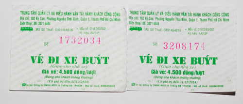 Nhân viên Liên hiệp HTX Vận tải TP HCM kiểm đếm, phân loại vé thật - giả (ảnh trên). Vé xe buýt giả (trái) và thật (phải) Ảnh: HOÀNG TRIỀU