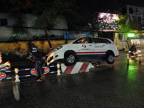 Chiếc taxi leo l&ecirc;n dải ph&acirc;n c&aacute;ch cao hơn nửa m&eacute;t khiến 3 nữ h&agrave;nh kh&aacute;ch một phen th&oacute;t tim