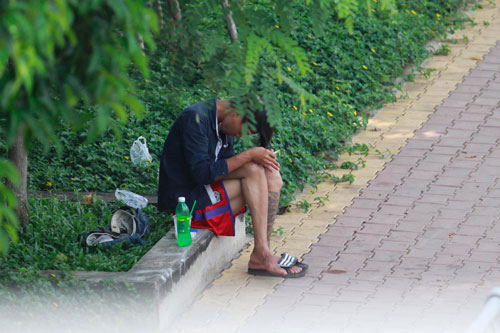 Một người nghiện đang phê ma túy dưới chân cầu Nguyễn Tri Phương, quận 8, TP HCM Ảnh HOÀNG TRIỀU