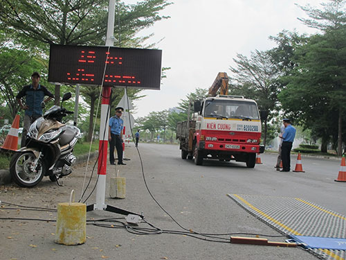 Kiểm tra tải trọng xe tr&ecirc;n đường Nguyễn Văn Linh, TP HCM
