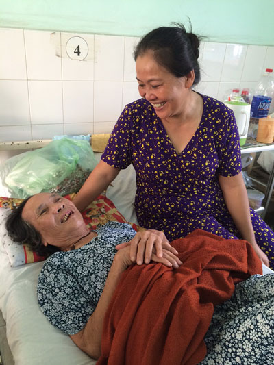 Chị Lê Thị Mỹ Phương chăm sóc mẹ chồng ở bệnh viện