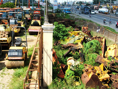 Xe “nát” vây cửa ngõ thành phố