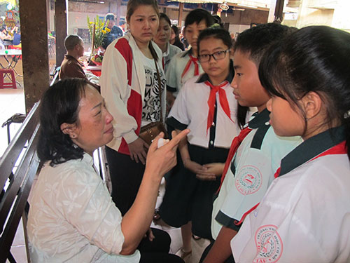 Chị Thu đau đớn tiếc thương con khi bạn học của Tr&aacute;c đến chia buồn Ảnh: Thu Hồng