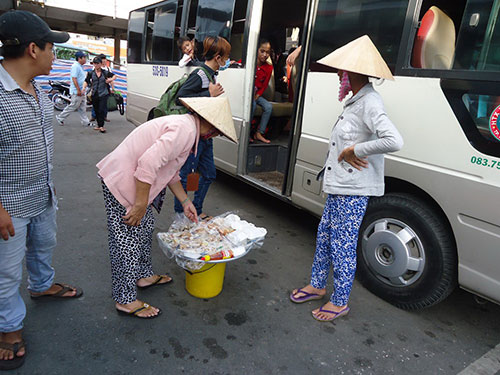 Hàng rong làm loạn bến xe