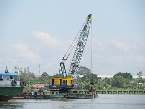 Dự án nạo vét sông Đồng Nai của Công ty Hiệp Phước khiến người dân địa phương lo lắng về nguy cơ sạt lở Ảnh: MINH KHANH