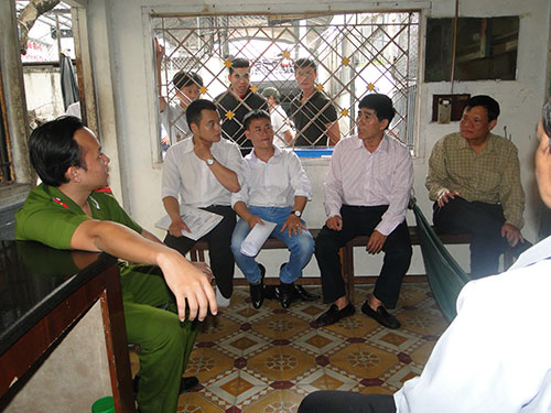Nh&acirc;n vi&ecirc;n thừa ph&aacute;t lại v&agrave; thư k&yacute; nghiệp vụ tham gia lập vi bằng Ảnh: Phạm Giang