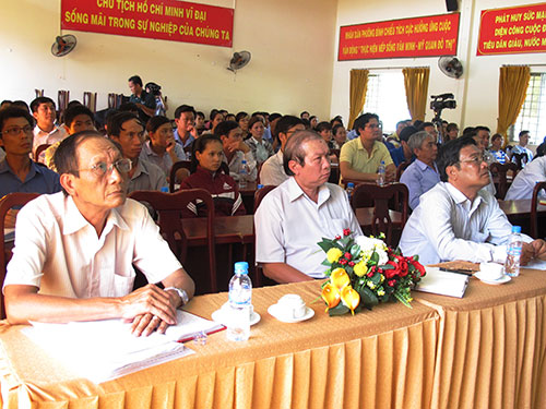 Cán bộ CĐ và công nhân nghe tuyên truyền về tình hình biển, đảo chiều 14-5 Ảnh: HỒNG NHUNG