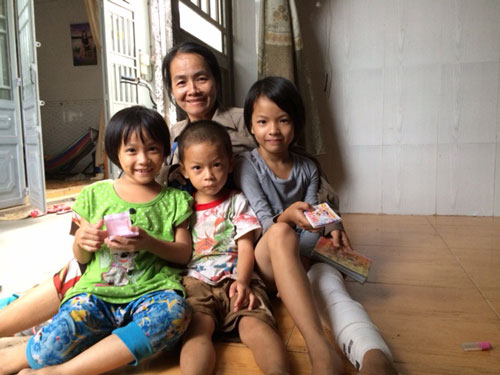 B&agrave; Nguyễn Thị Hoa v&agrave; 3 đứa ch&aacute;u ngoại kh&ocirc;ng giấy khai sinh