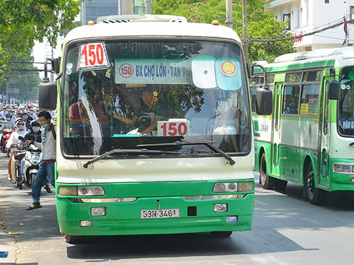 Nhiều tuyến xe buýt trùng lắp trên đường Điện Biên Phủ, TP HCM Ảnh: TẤN THẠNH