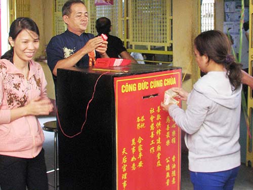 Chen chân xin “vàng của bà”
