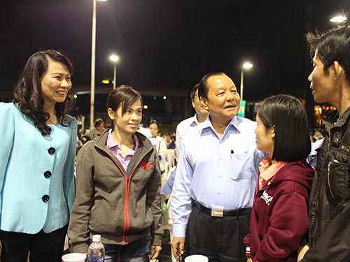 Ông Lê Thanh Hải - Ủy viên Bộ Chính trị, Bí thư Thành ủy TP HCM (giữa) và bà Nguyễn Thị Thu - Chủ tịch LĐLĐ TP HCM (bìa trái) - thăm hỏi công nhân tại Ngày hội Gia đình Công đoàn Ảnh: HỒNG ĐÀO