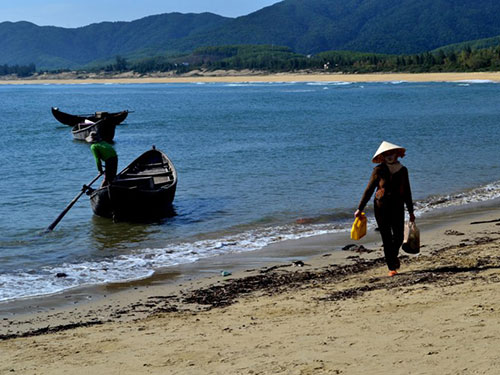 ... Đàn bà đi biển mồ côi một mình Ảnh: AN NGUYÊN