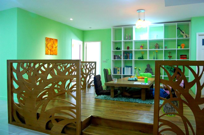 C&aacute;c chi tiết gỗ được chủ nh&agrave; thiết kế v&agrave; đặt l&agrave;m. S&agrave;n nh&agrave; được n&acirc;ng cao v&agrave; ốp gỗ kết hợp với v&aacute;ch ngăn được trang tr&iacute; c&aacute;ch điệu bắt mắt. Qu&aacute; tr&igrave;nh thi c&ocirc;ng, trang tr&iacute; nh&agrave; cửa trong v&ograve;ng một th&aacute;ng với nhiều t&acirc;m huyết.