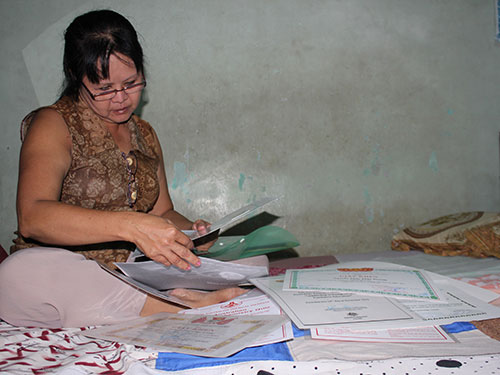 Thân cò “nuôi chữ” cho con