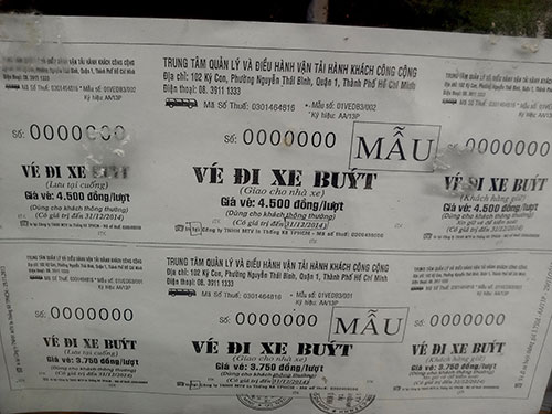 Dán thông báo về việc vé xe buýt giả trà trộn với vé thật cho hành khách biếtẢnh: LƯƠNG SƠN