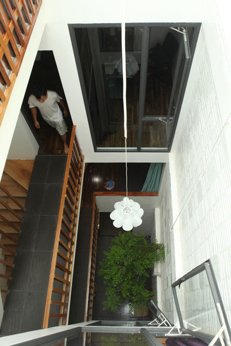 C&aacute;c ph&ograve;ng được ph&acirc;n chia r&otilde; chức năng gi&uacute;p tận dụng tốt nhất kh&ocirc;ng gian. Những mặt tiếp x&uacute;c với giếng trời được l&agrave;m tường k&iacute;nh lấy s&aacute;ng v&agrave; tạo cảm gi&aacute;c kh&ocirc;ng gian mở, giảm diện t&iacute;ch tường ngăn trong nh&agrave;.